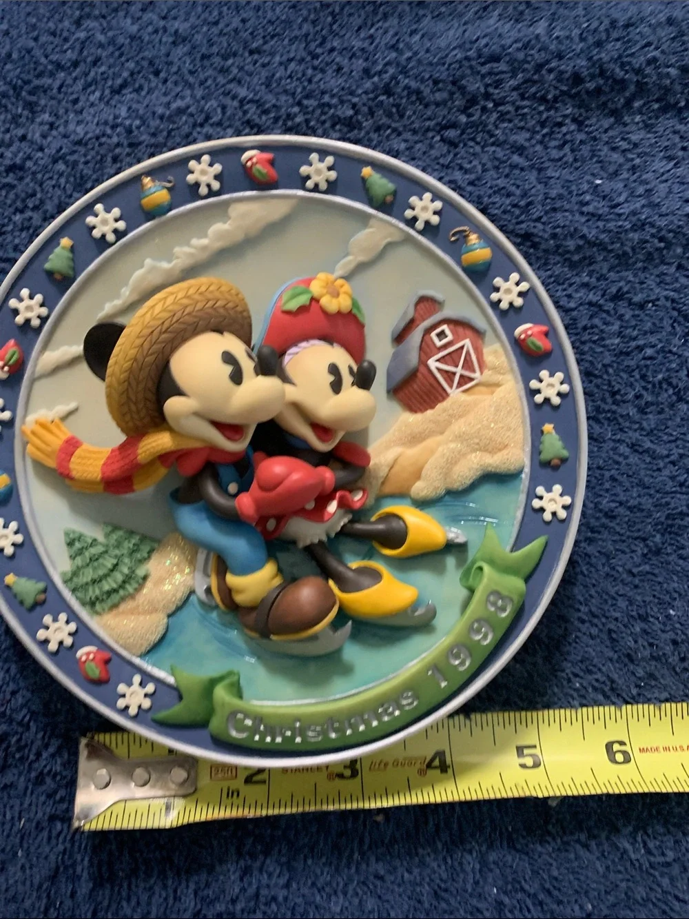 Disney Mickey & Minnie Holiday Ice Skating Plate with hanger Christmas 1998.